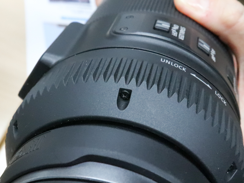 沈胴機構のロックリング部には、これも周辺の質感に合わせたマット仕上げのネジを採用。