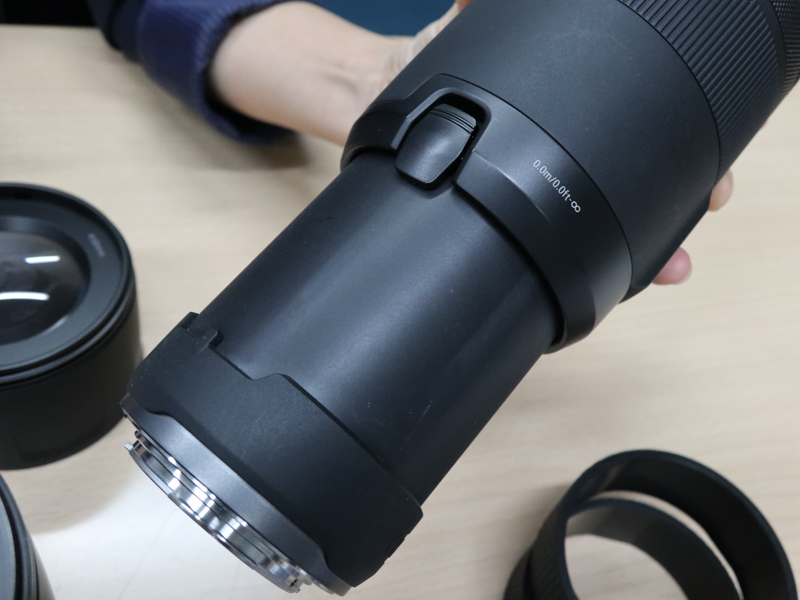 こちらは試作品のひとつ。沈胴機構をボタンロック式とする案もあった。