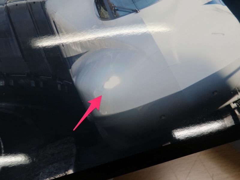 "DOレンズによる色つきのフレア"の例（矢印で示した部分）。明るいヘッドライトの周りに色つきが見える。