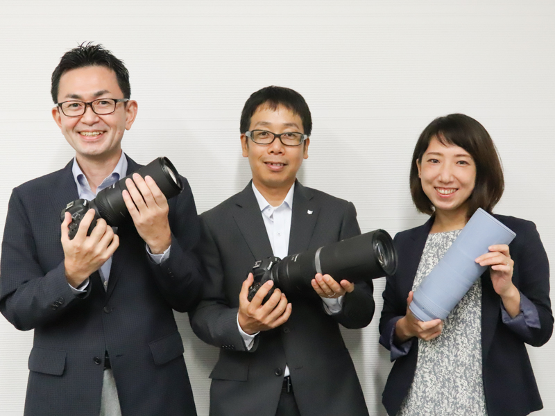 左からICB事業統括部門 主幹 レンズ商品企画担当の家塚賢吾氏<br>ICB光学統括部門 ICB光学開発センター 主任研究員 メカ・設計担当の井上勝啓氏<br>総合デザインセンター デザイン担当の稲積めぐみ氏