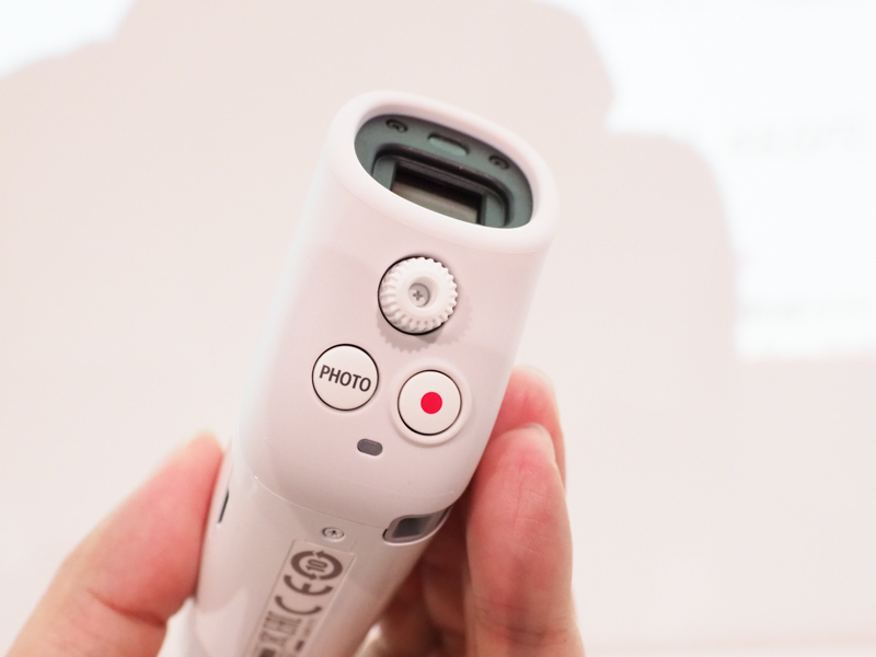 ファインダーの下側には静止画ボタンと動画ボタンを配置。その上には視度調整のつまみを備えている。