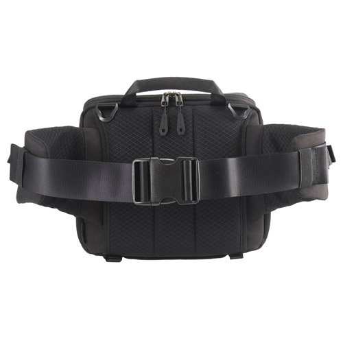 バッグの背面は3Dメッシュ構造としている。