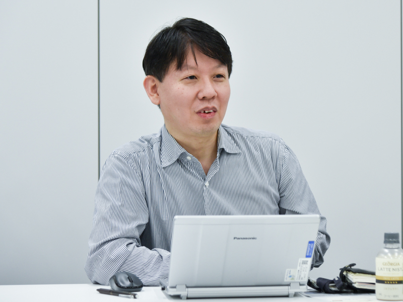 レンズ企画を担当した鈴木氏