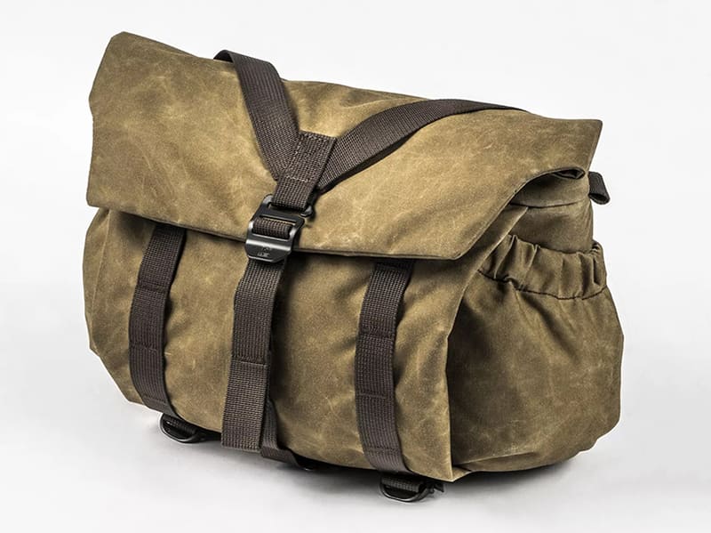 カーキブラウン