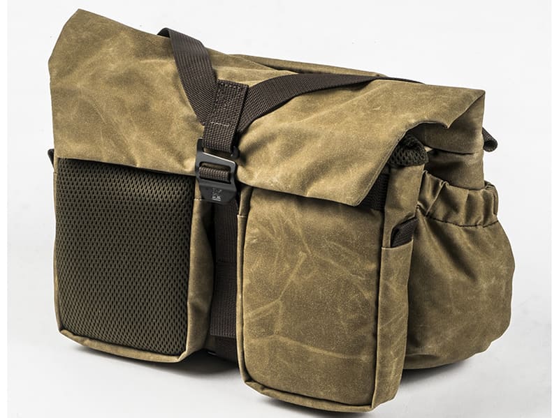 7Lモデルに「ジッパーポーチ」と「ドローストリングポーチ」を装着した様子