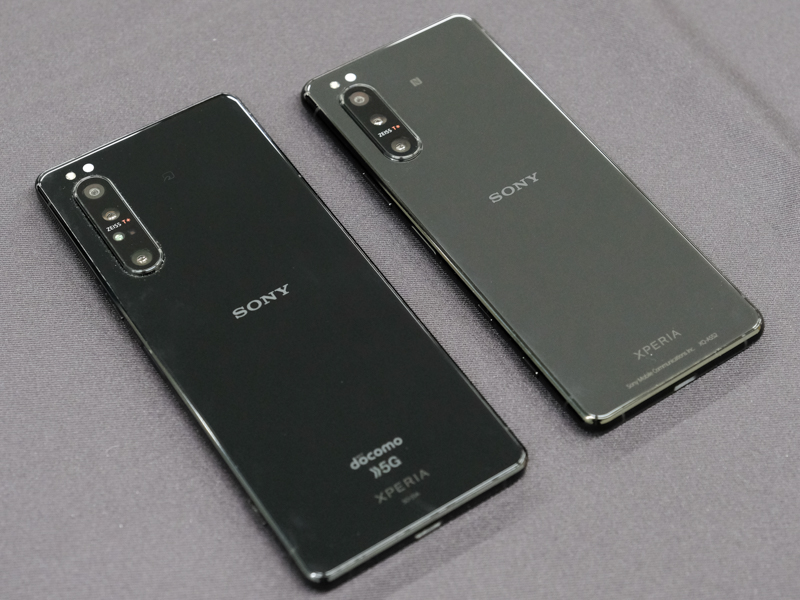 Xperia 1 IIとの比較。左がXperia 1 II、右がXperia 5 II