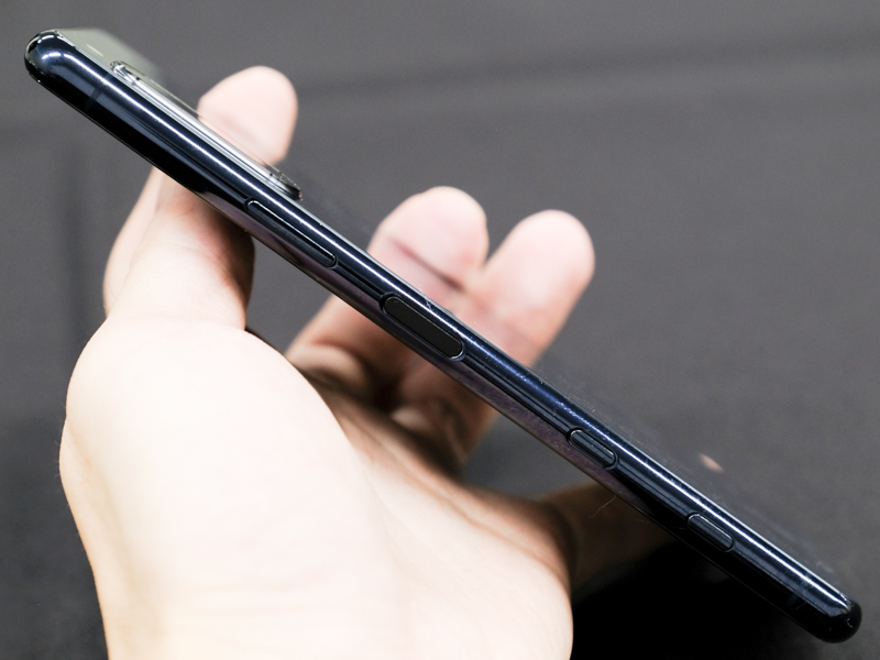 向かって右端がシャッターボタンで、その左隣がGoogleアシスタントボタン。中央部が電源ボタンで、左端は音量調節ボタン