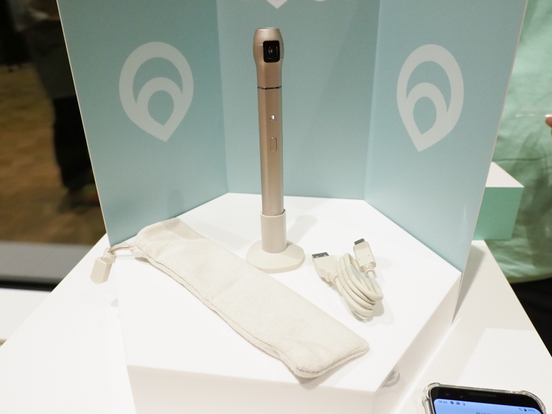 付属品一式。USBコネクター、簡易スタンド、USB Type-Cケーブル、専用ケースがある