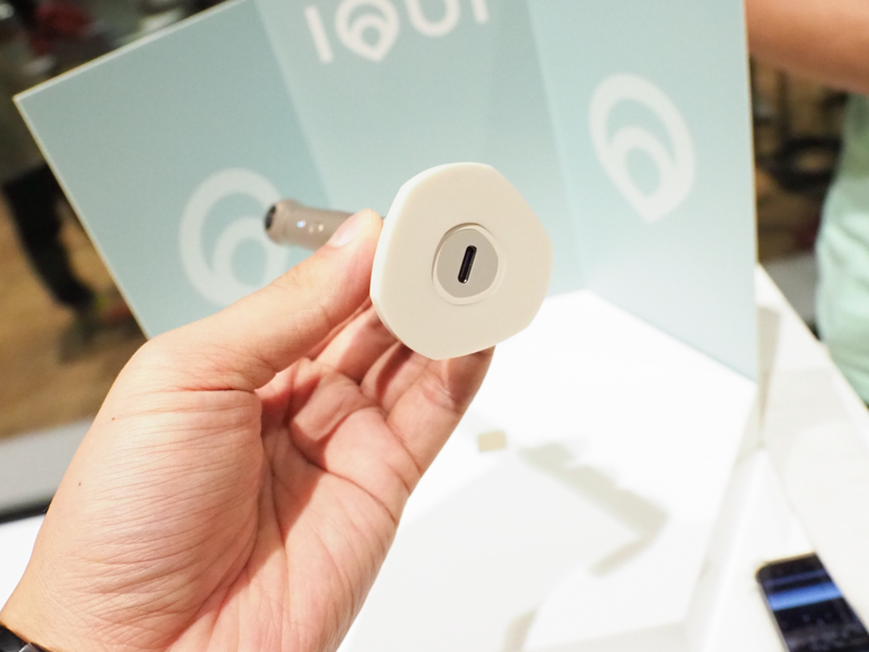 コネクターの底部にUSB Type-C端子を備えている。