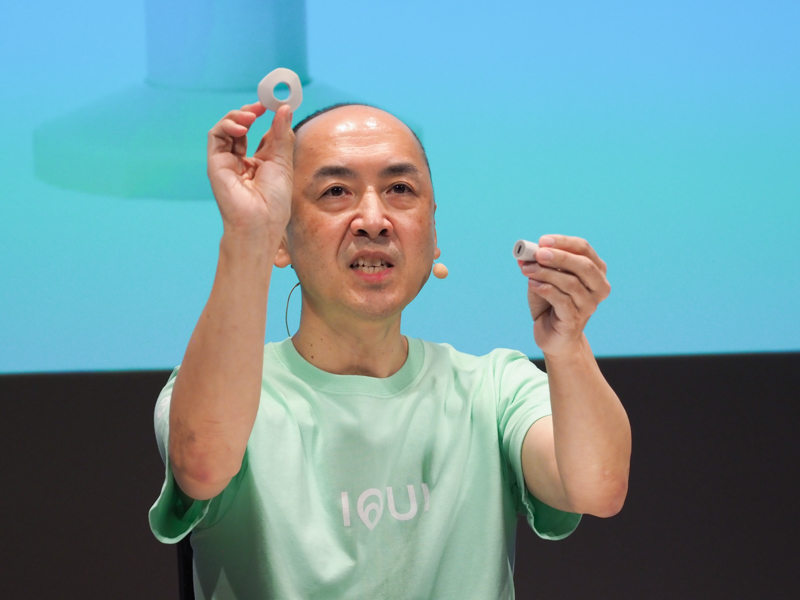 USBコネクターは、付属の簡易スタンド（ゴム脚）を装着することで自立可能になる。