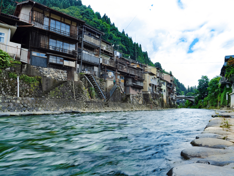 日本名水百選に選ばれているほど、水がきれいな郡上八幡。防滴性能のおかげで水面ギリギリでカメラを構えても水しぶきを気にすることなく安心して撮影できる。<br><span class="fnt-85">OM-D E-M1 Mark III / M.ZUIKO DIGITAL ED 12-45mm F4.0 PRO / 12mm（24mm相当） / 絞り優先AE（F18、1/8秒、+1.3EV） / ISO 200 / WB:オート</span>