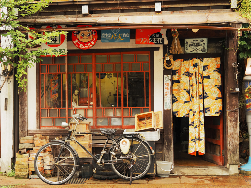 飛騨高山の古い街並みエリアから、1本先に入った路地にて撮影。まるで昭和にタイムスリップしたかのような理髪店に出合った。小型・軽量レンズとボディの組み合わせは撮影していて楽しい。<br><span class="fnt-85">OM-D E-M1 Mark III / M.ZUIKO DIGITAL ED 12-45mm F4.0 PRO / 28mm（56mm相当） / 絞り優先AE (F5、1/60秒、-0.7EV） / ISO 200 / WB:オート</span>
