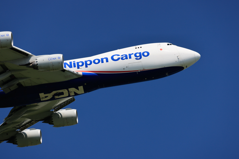 <span class="fnt-85">EOS R5 / RF100-500mm F4.5-7.1 L IS USM / 300mm / 絞り優先AE（1/640秒・F7.1・-2/3EV） / ISO 250</span><br>　<br>現在の旅客機は白い機体がほとんど。機体の白は飛ばさず、機体の下部のシャドウも描写されている。「EOS R5」のダイナミックレンジの広さがうかがえる1枚だ（撮影：ルーク・オザワ）