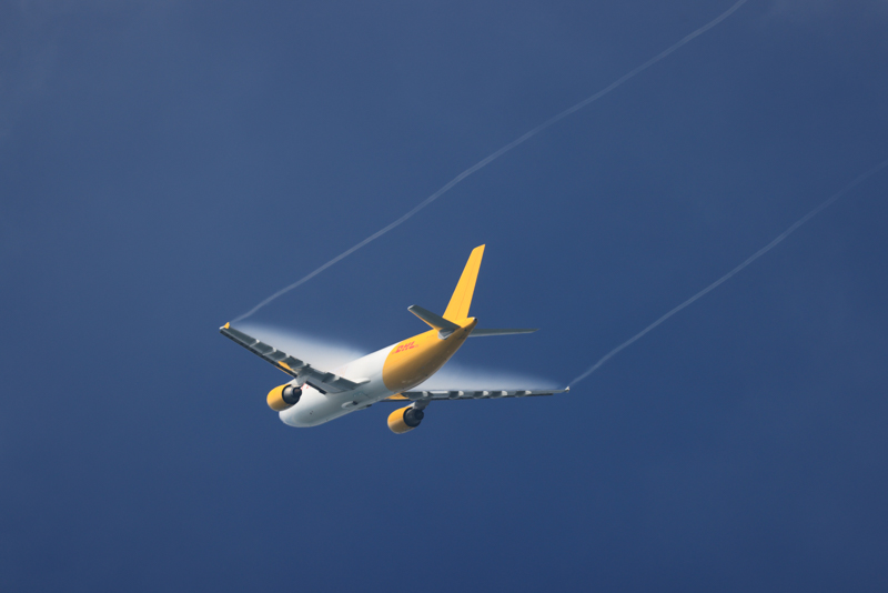 ベイパーが発生した捉えた瞬間（左）。その一瞬後、ベイパーは消えていた（右）。約12コマ/秒の実力が発揮された瞬間だ（撮影：ルーク・オザワ）