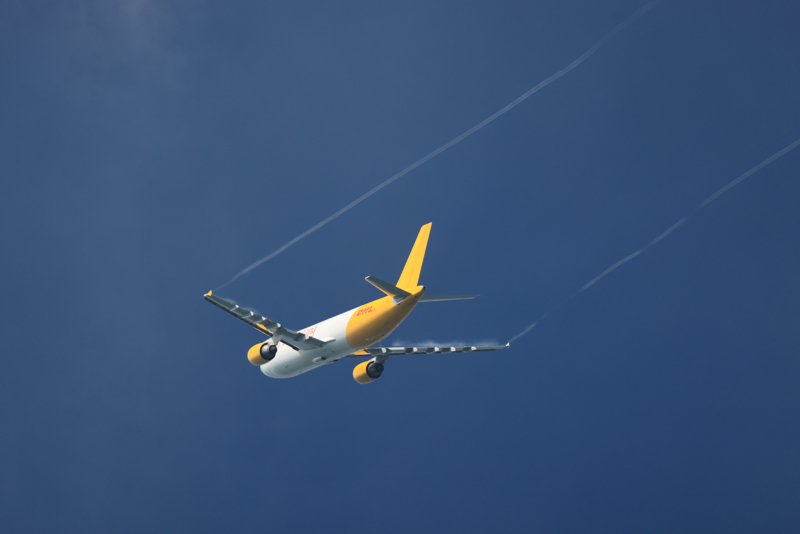 ベイパーが発生した捉えた瞬間（左）。その一瞬後、ベイパーは消えていた（右）。約12コマ/秒の実力が発揮された瞬間だ（撮影：ルーク・オザワ）