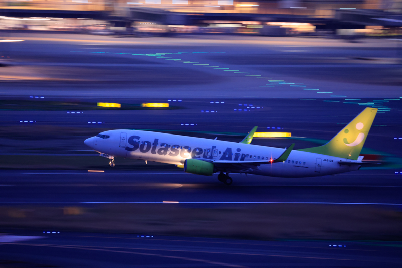 <span class="fnt-85">EOS R5 / RF100-500mm F4.5-7.1 L IS USM / 363mm / 絞り優先AE（1/30秒・F6.3・-1/3EV） / ISO 6400</span><br>　<br>流し撮りの例。「EOS R5」にはボディ内手ブレ補正も搭載されている。レンズ側の手ぶれ補正とも協調する（撮影：ルーク・オザワ）