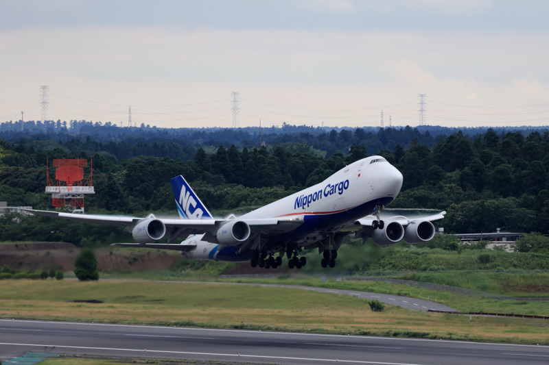 <span class="fnt-85">EOS R5 / RF100-500mm F4.5-7.1 L IS USM / 400mm / 絞り優先AE（1/640秒・F6.3・-1/3EV） / ISO 400</span><br>　<br>コクピット付近に合わせたゾーンAFが追従し続けたというシーン（撮影：ルーク・オザワ）