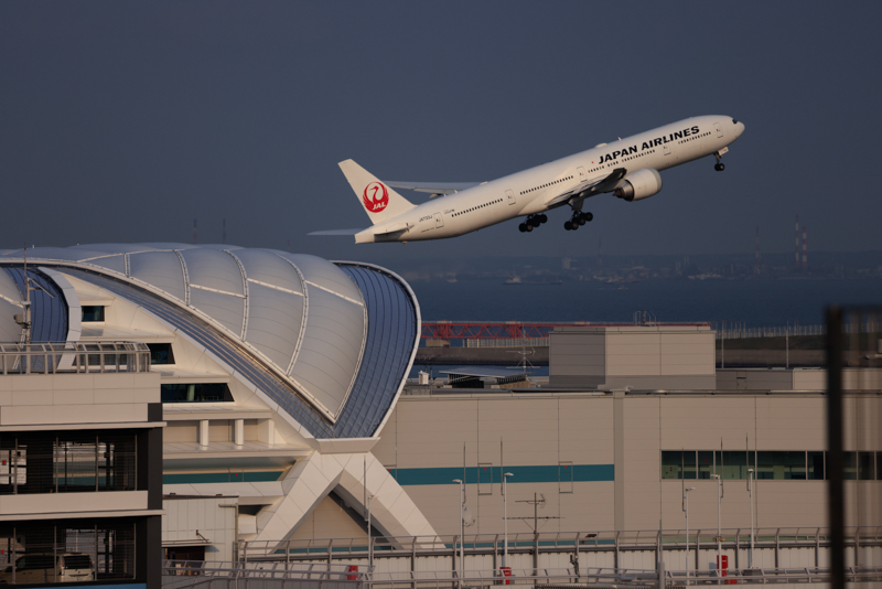 <span class="fnt-85">EOS R5 / RF100-500mm F4.5-7.1 L IS USM / 絞り優先AE（1/1600秒・F6.3・-2/3EV） / ISO 400</span><br>　<br>手前の建物から飛び出した機体を的確に捉えるAF性能。AFエリアの拡大も作画の自由度に寄与しているそうだ（撮影：ルーク・オザワ）