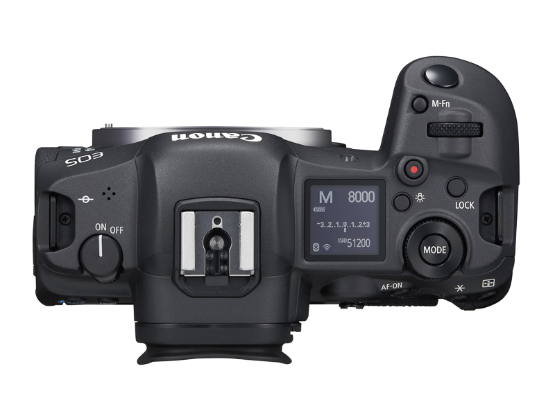 上面からみた「EOS R5」。「EOS R」と違い、左の電源スイッチに突起がついた。また、右側のMODEボタン周囲のサブ電子ダイヤル2は、撮影者側にシフトしている。