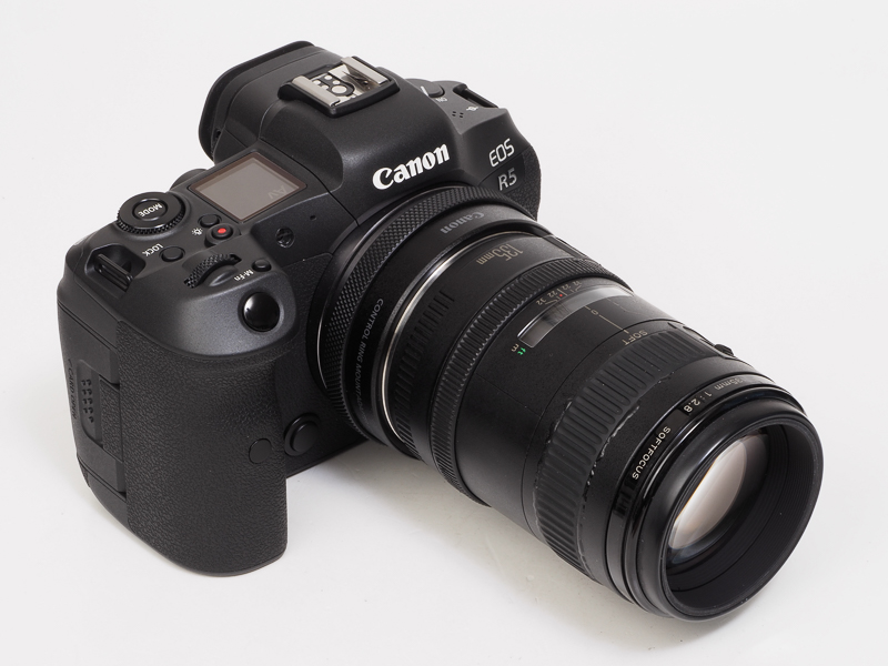 EOS一眼レフ黎明期にラインアップ。ノーマルと、2段階のソフトフォーカス描写に切り換え可能。4枚目の非球面レンズを移動させ、球面収差をコントロールすることで効果を得る。390gと小型軽量。個人的にはソフトフォーカスレンズは嫌い。なんか、ざーとらしいじゃないすか。どうしてもソフトフォーカスにしてくれという要望があって仕方なく購入した記憶あり。古いレンズだけどDLOのデータがあるのはエラい。それなりに愛用者がいるということだろう。