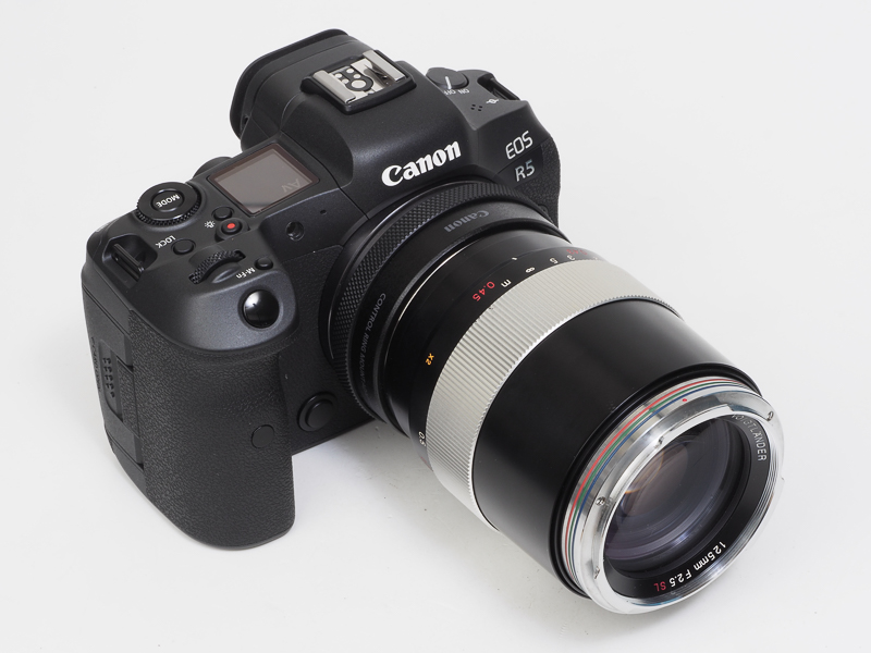 アポランターシリーズの初代レンズ。今では話題のアポランターだが当時はあまり知られておらず。9群11枚構成、異常低分散ガラス2枚使用。重量690g。フォーカスリングの回転角は大きいが緻密なフォーカシングが可能。単体で無限遠から等倍まで撮影できる。マウントは多種あるが、見つけたらどのマウントでもいいから買っておいたほうがいいと思わせるほどの高性能レンズですよ。