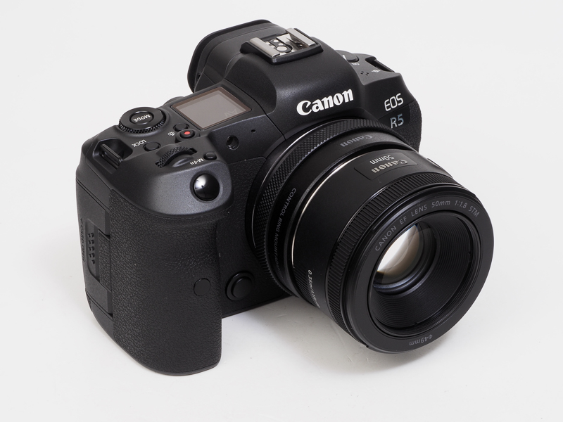 "撒き餌レンズ"などと呼ばれたお手頃レンズも3代目である。基本的なレンズ構成は同じだけど、STMの採用で静かに素早く合焦するイメージ。コーティングも一新された。初代には距離指標があったが、2代目と本レンズでは省略された。小型軽量なので、ズームレンズと同時携行も苦ではない。