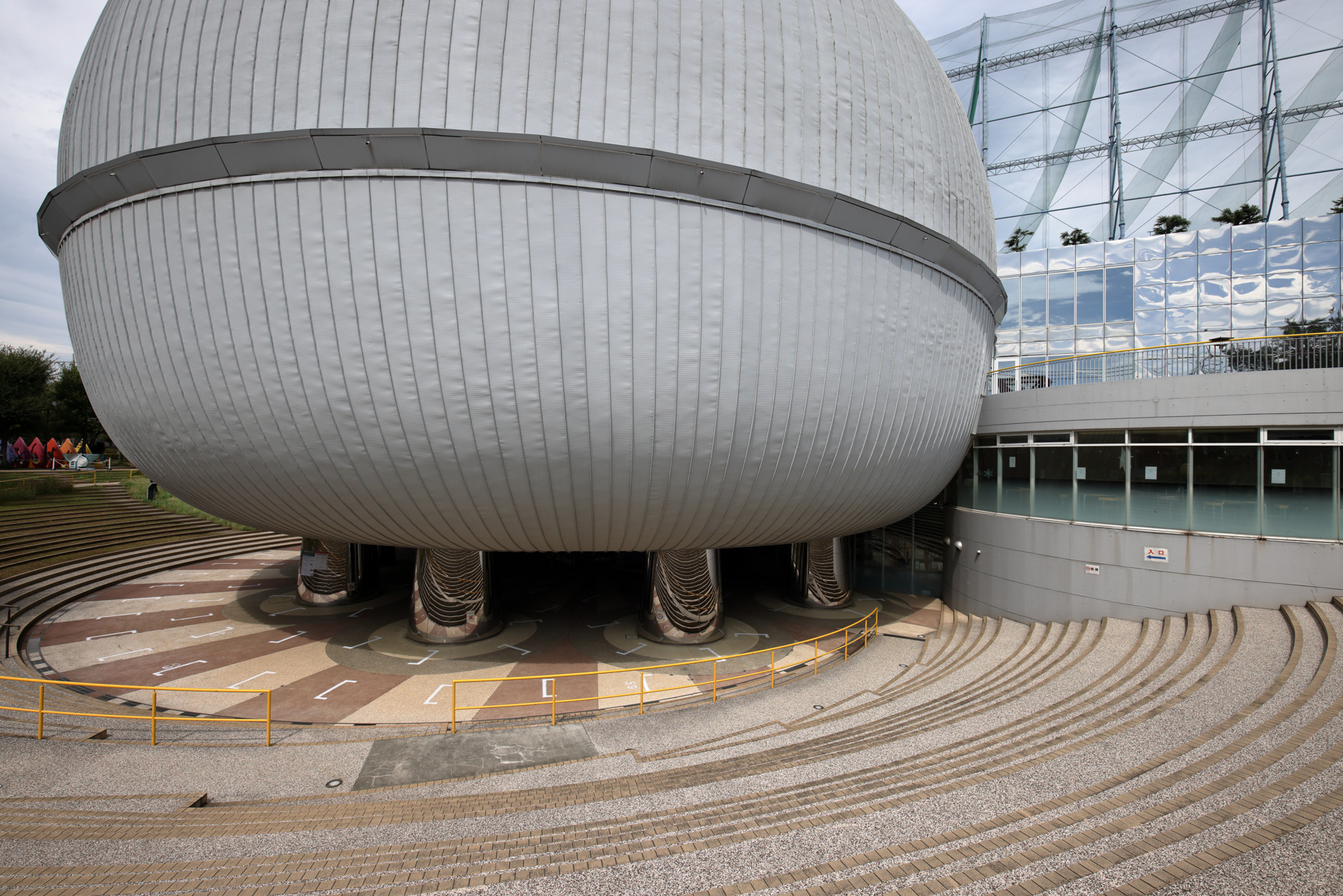 超広角レンズの場合は律儀にフォーカシングするというよりも、被写界深度目盛りを見つつ、どう距離設定をするか考えて撮影することが多い。周辺域まで均質性が高い描写で、素晴らしくクリアな再現だ。ツァイスの設計を感じさせる逸品。<br>EOS R5　Distagon T* 15mm F2.8 ZE（F8・1/640秒）ISO 200