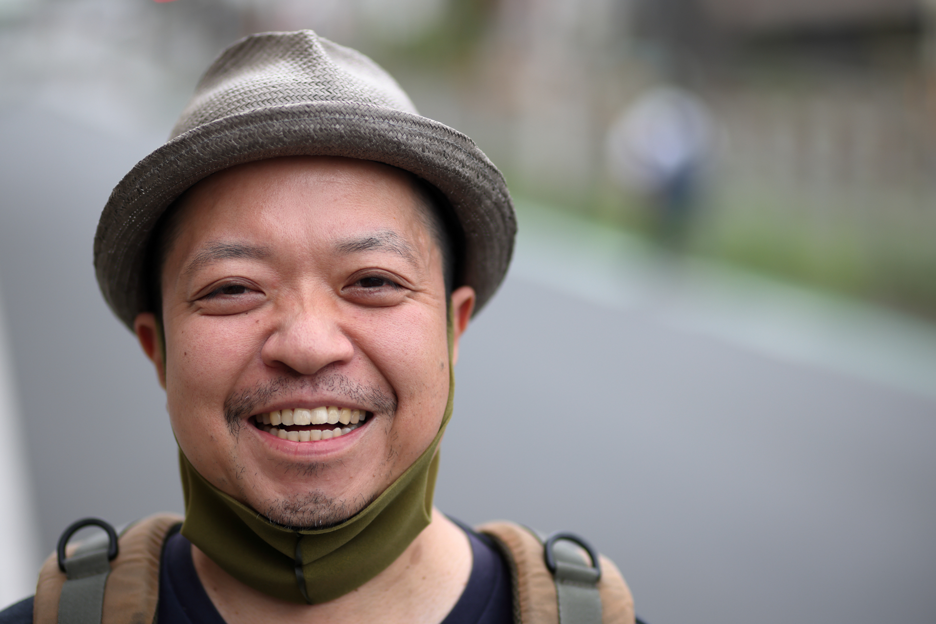 西東京市の仕事場近くにある、筆者行きつけの酒保「花岡商店」のご主人と道端でばったりお会いしたのでさくっとポートレートを撮らせていただく。レンズの存在は目立たないがシャープネスとボケのバランスがとれている名玉。DLOデータもあるけど使用する必然がない。<br>EOS R5　EF100mm F2 USM（F2.2・1/400秒）ISO 100