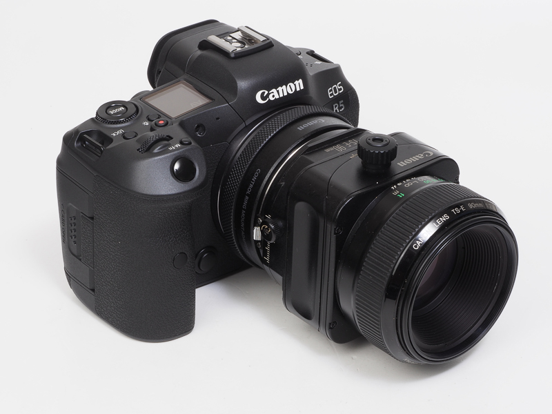 EFマウントレンズで初めてアオリ機構を内蔵。しかも90mmという中望遠レンズに採用したことで商品撮影などでは飛躍的に利便性が向上。最短撮影距離は0.5m。作り込みは悪くないが、どこか古くささを感じさせるデザインだ。