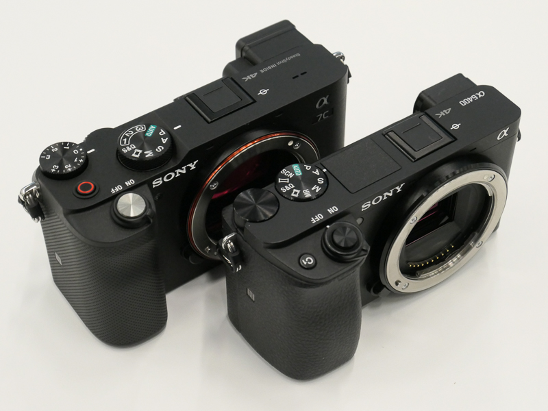 APS-C機のα6400（右）と比較