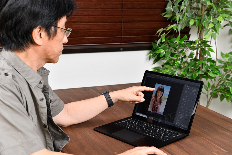 髪の毛や衣服のひだの範囲指定まで細かくチェックする若林氏