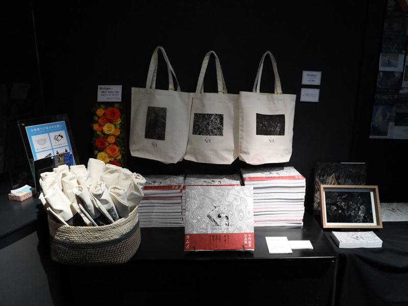 写真集やトートバッグの販売も実施。作品の購入も受け付けている。