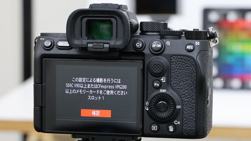 XAVC S-Iの4K 60p記録に設定した状態でGold 256GB（V60）を挿入したところ。V90のSDカードかVPG200以上のCFexpressカードを使用するように、というメッセージが表示されて、撮影にロックがかかる