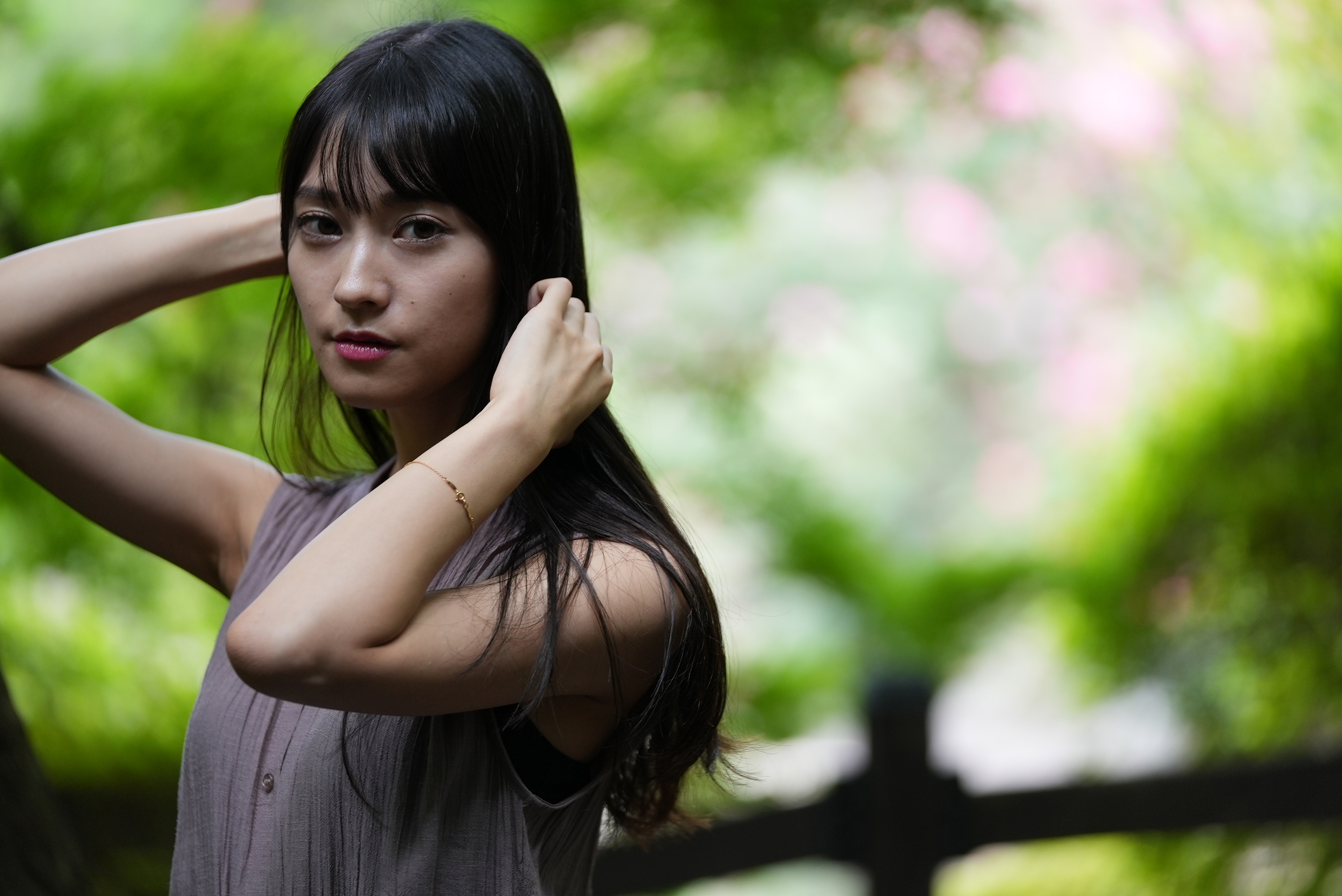 日なたにあるピンク色の花を背景に入れた。白飛びして色が出ないことを心配したがしっかりと色が残っている。日陰にいるモデルの肌の階調もなめらかに出ている<br><span class="fnt-85">α7S III / FE 70-200mm F2.8 GM OSS（133mm） / 絞り優先AE（F2.8・1/500秒・-0.3EV） / ISO 640</span>