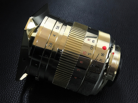 限定品 銘匠光学 35mm F1.4 ASPH GoldEdition ライカM 24金メッキの交換レンズ「TTArtisan 35mm f/1.4 Gold Edition」。世界