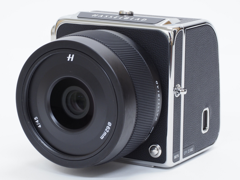 シャッターボタンには同軸でダイヤルが備えつけられており、ここから撮影モードに応じて絞り値やシャッタースピードなどを変更することができる