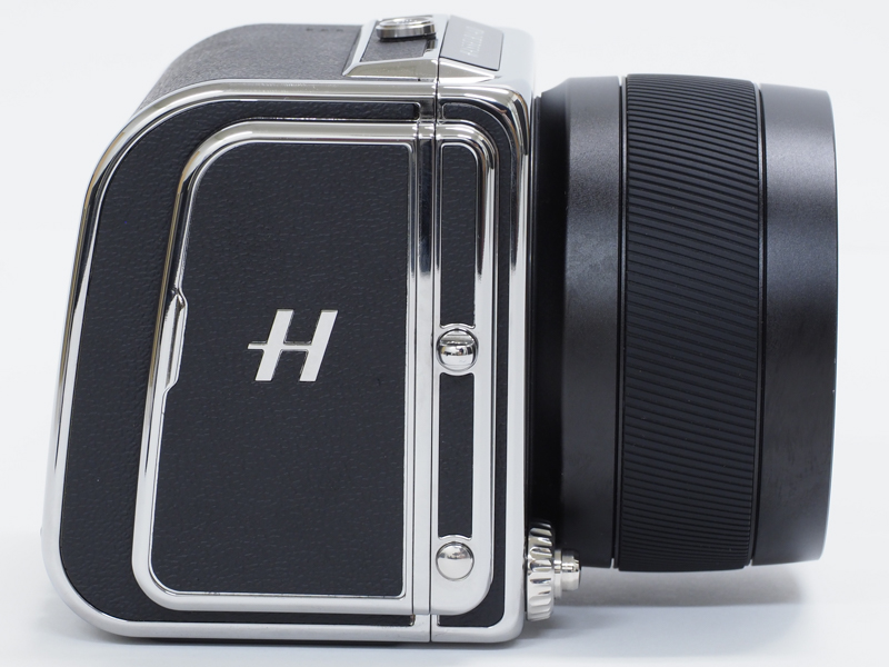 シャッターボタンには同軸でダイヤルが備えつけられており、ここから撮影モードに応じて絞り値やシャッタースピードなどを変更することができる