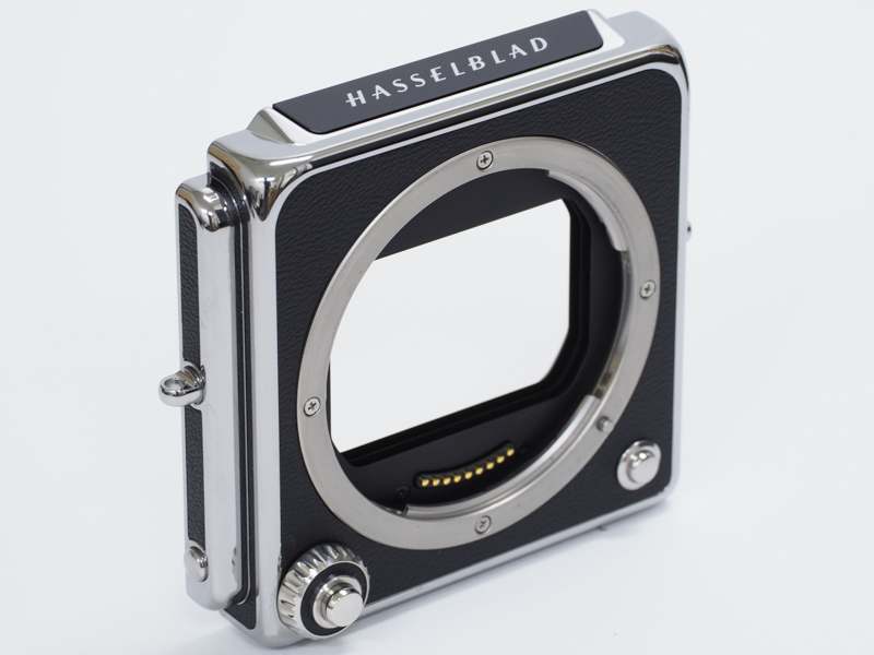 「HASSELBLAD」の銘板部分は取り外すことができる。この部分が別売の光学ファインダー「907X オプティカルビューファインダー」の装着部となる