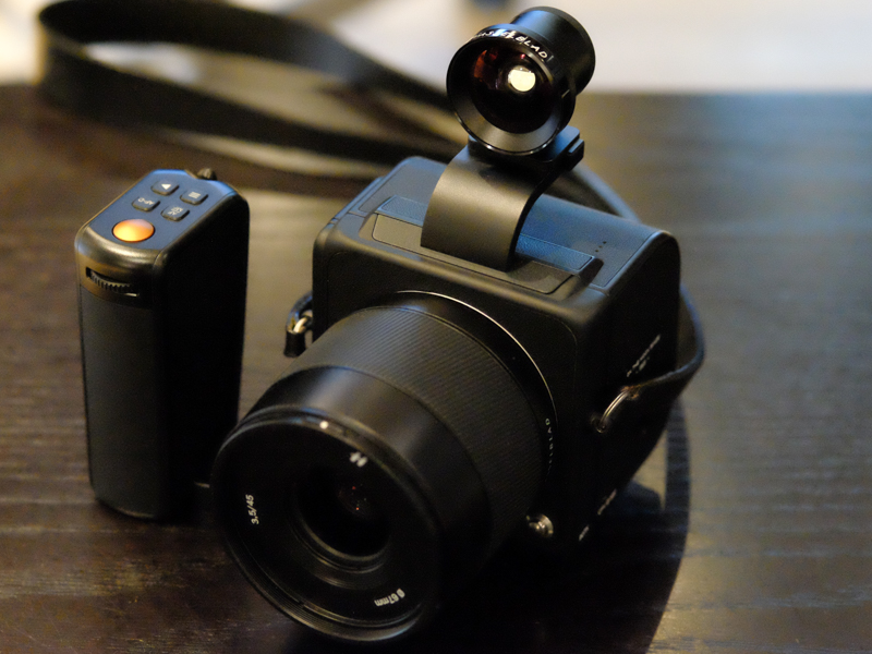 907Xスペシャルエディション。別売の907X スペシャルエディション コントロールグリップと907X スペシャルエディション オプティカルビューファインダーを装着した状態（アクセサリーの発売時期は未定）