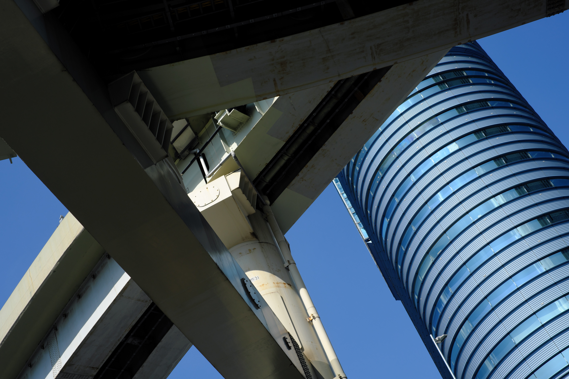 都市風景なんだけど、こうした建物とか硬質な金属のディテール再現も意外とVelvia/ビビッドが適していたりします。シャドーの再現性の良さも見事ですね。<br>X-Pro2　XF35mmF1.4 R（F8・1/420秒）ISO 200