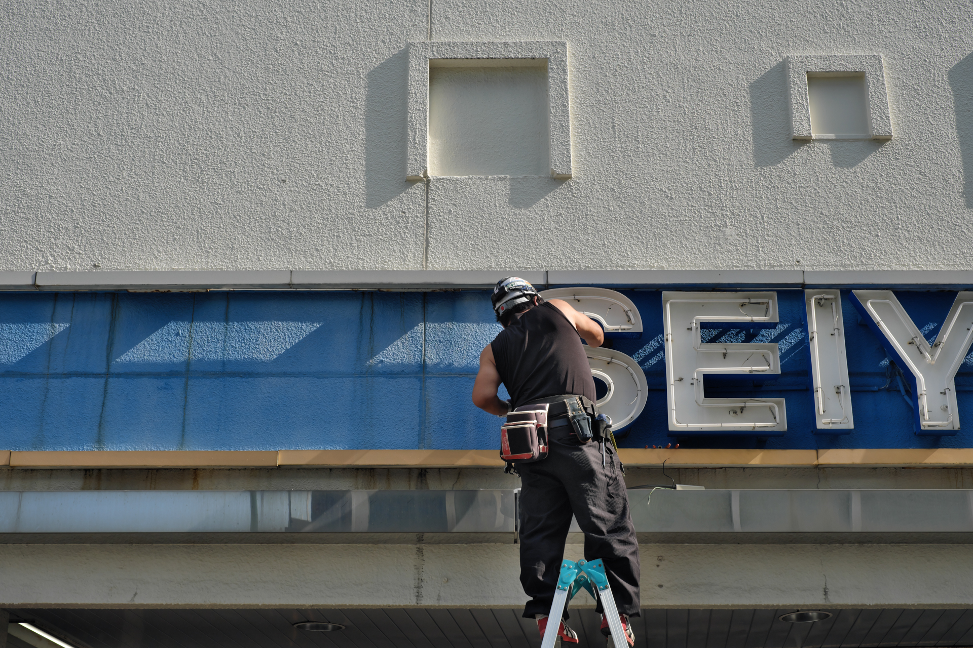 X-Pro2ではOVFで撮影しています。ええ、そうです無理しています（笑）。でも目に飛び込んできたものをさらっと撮影するってのはOVFもいい感じです。コントラストが強いのでASTIA/ソフトで撮影しました。<br>X-Pro2　XF35mmF1.4 R（F8・1/480秒）ISO 200