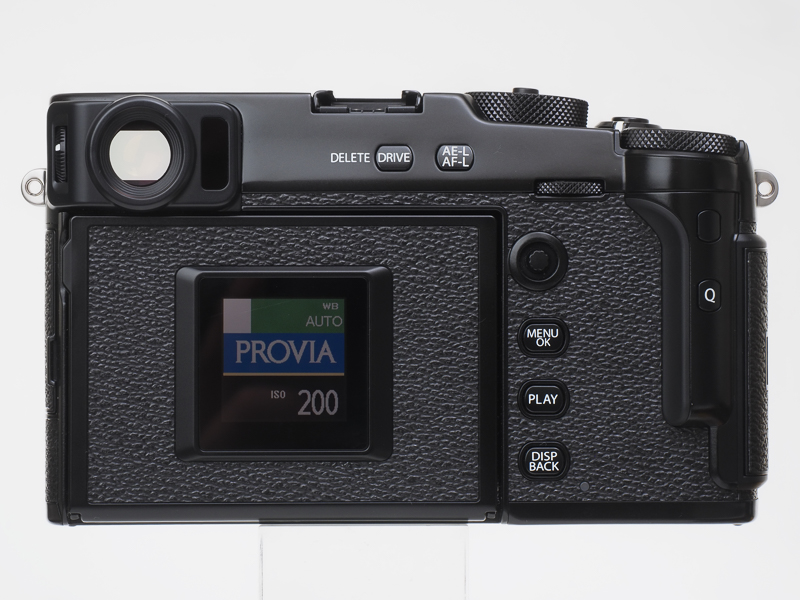 X-Pro3の初期状態の背面ですね。フィルムシミュレーションの設定に応じてフィルムの箱デザインが表示されるギミックって、個人的にはちょっとなあ。業務用フィルムとかあれば表示させたいかな。