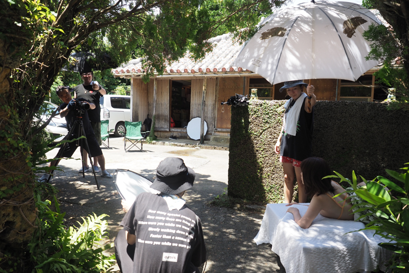 木漏れ日の光を利用して撮影。モデルを横にして撮影するために、テーブルを用意している。自然光を利用したナチュラルな表現をしたいので、レフ板で顔を軽く照らす程度にとどめている