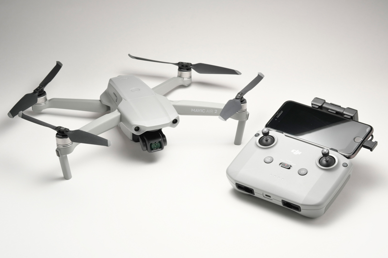 プロポはスマートフォンを装着して使用するのが基本。ただし、スマートフォンが無くても飛行自体は可能だ。スペック上の最大飛行速度はスポーツ（S）モード時で19m/s、ノーマル（N）モード時12m/sとしている。