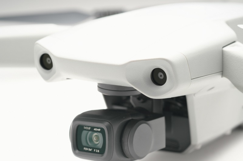 機体の前方、後方、下方に置かれる障害物センサー（黒い丸い部分）。安全飛行のためには欠かすことのできない機能である。