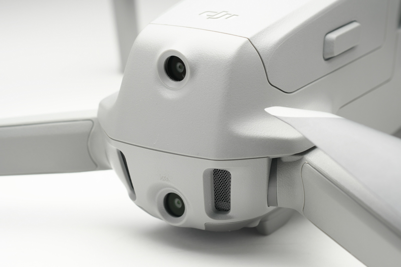 機体底部には高度を計測するセンサーや、暗い場所での離着陸を補助するLEDライトを備えている。