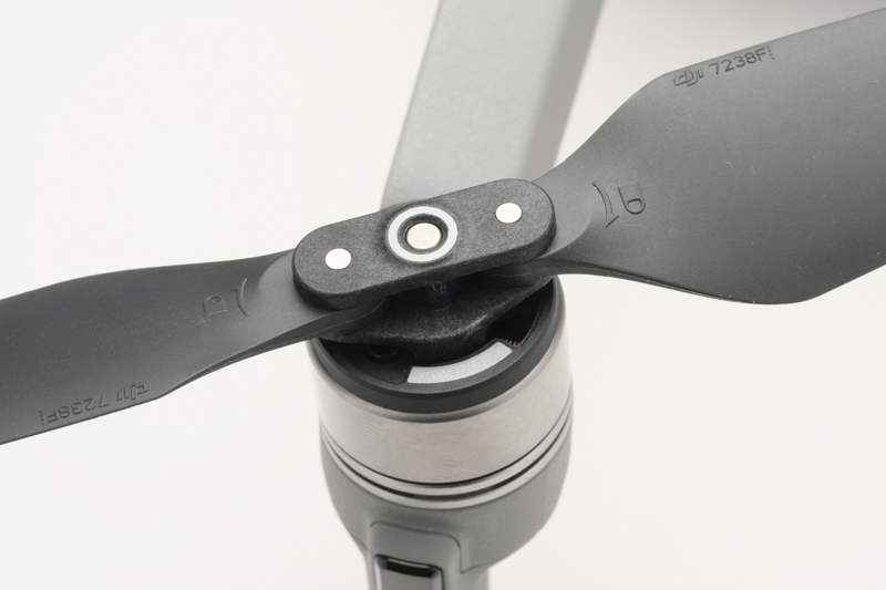 プロペラは折りたたみ式。モーターへの着脱は、上位モデルと同じ工具を使わないタイプとする。モーターは砂などが内部に入ってしまわないよう離着陸のときなど注意が必要。ランディングパッドを常用するとよいだろう。