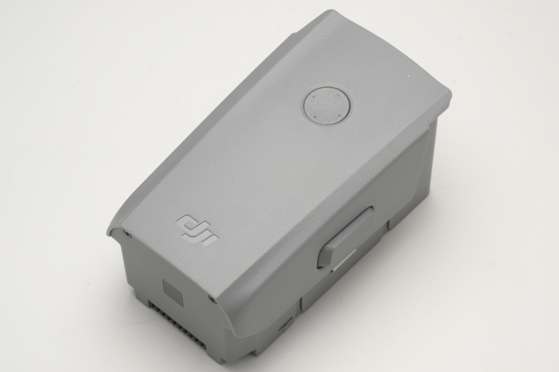 バッテリー容量は、先代モデルの2,375mAhから飛躍的にアップし3,500mAhに。スペック上の最大飛行時間は34分とDJIの民生用ドローンとしては最長を誇る。