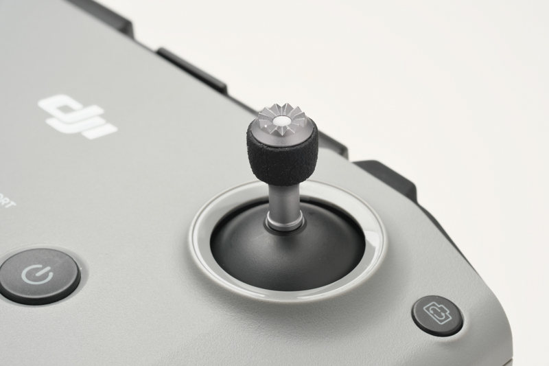 コントロールスティックは着脱タイプ。ステイックの長さ調整ができれば最高なのだが、このクラスではちょっと贅沢か。コントロールスティックの操作に対する機体の反応はシビア過ぎず不足を感じさせないレベルだ。