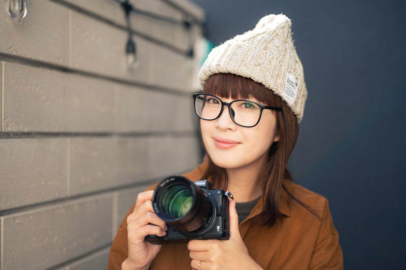 「TTArtisan 50mm f/0.95 ASPH」を試していただいた写真家のコムロミホさん。<a href="https://twitter.com/comuromiho">https://twitter.com/comuromiho</a>